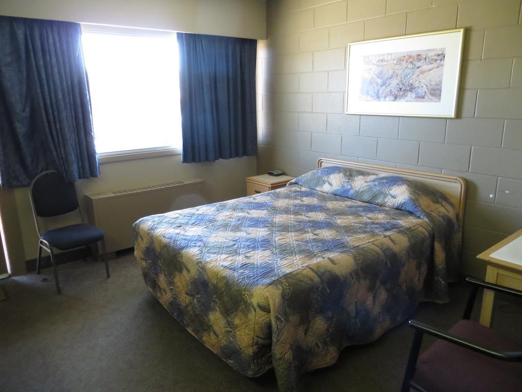 Westgate Inn Saskatoon Room photo